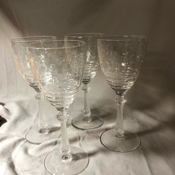 Elegant Clear Wine Libbey Glass Set of 4 - Picture 4 of 8